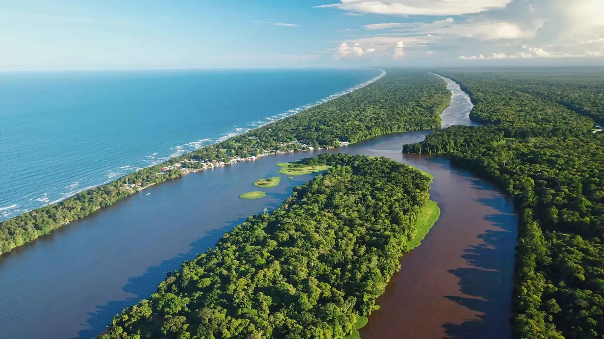 Luftaufnahme von Tortuguero mit Kanälen, Regenwald und Karibikküste in Costa Rica