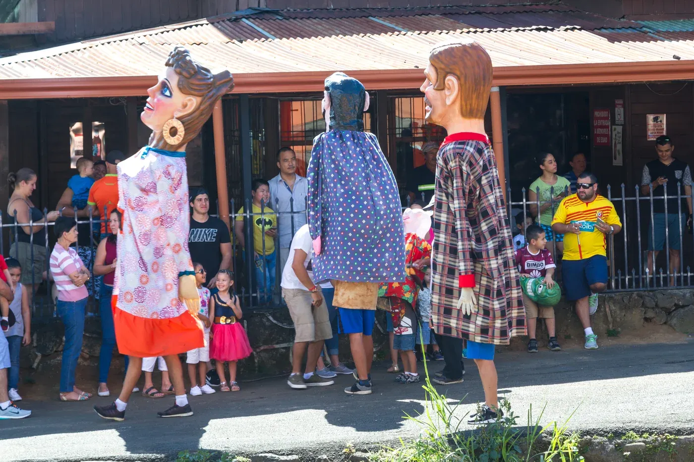 Mascarada tradizionale durante una festa popolare a Barva, in Costa Rica
