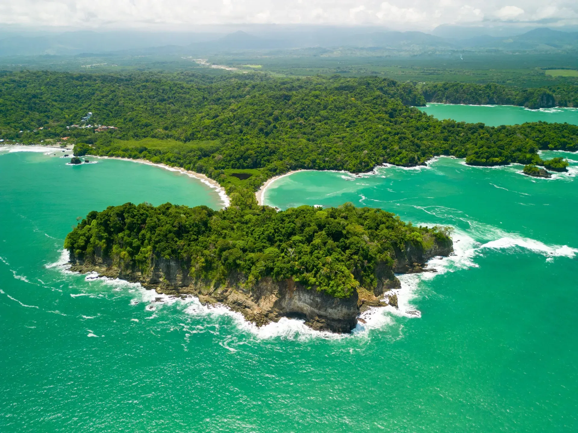 Isla verde rodeada de aguas turquesas, Costa Rica