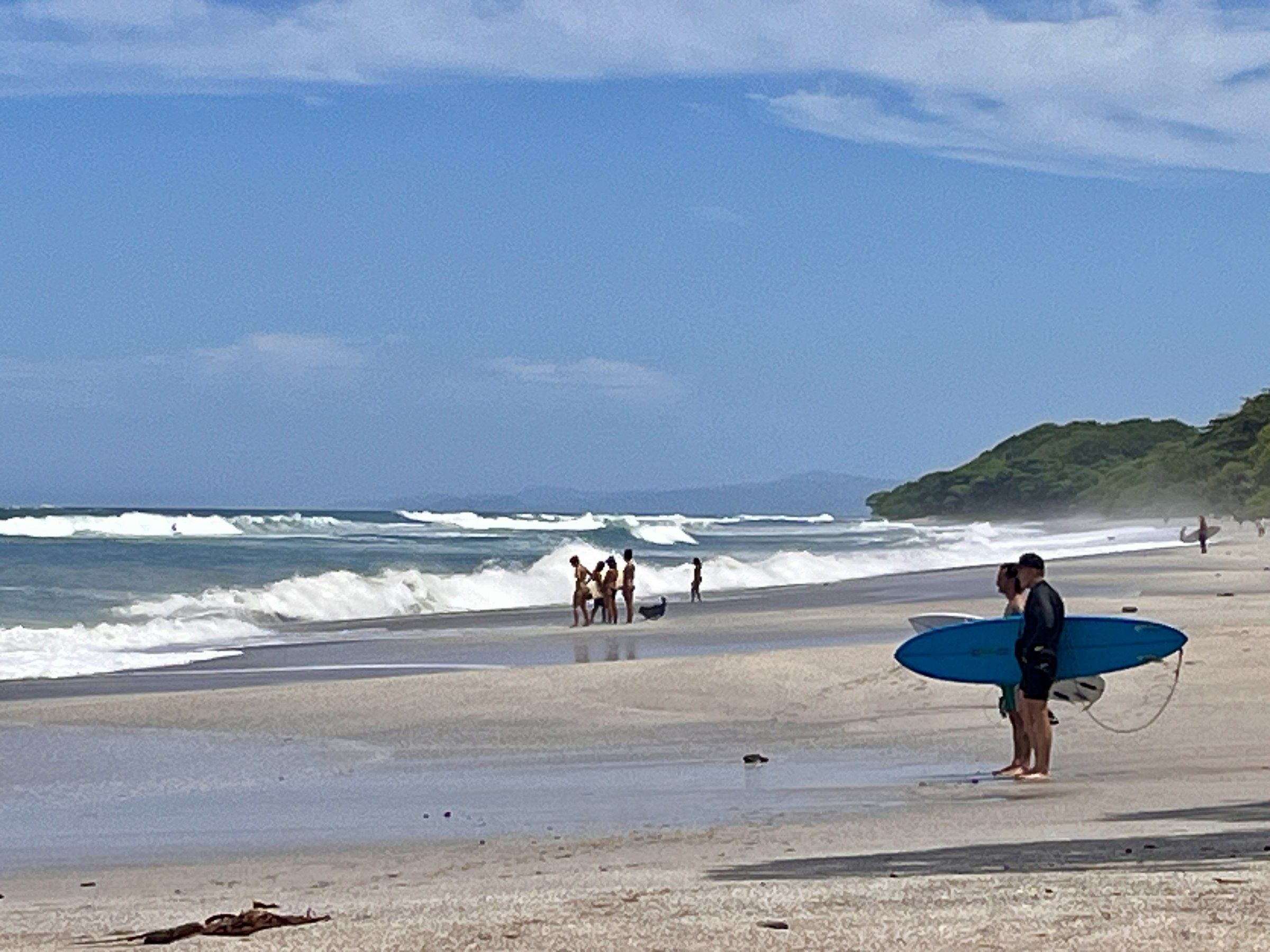 Surfistas en una playa de Costa Rica
