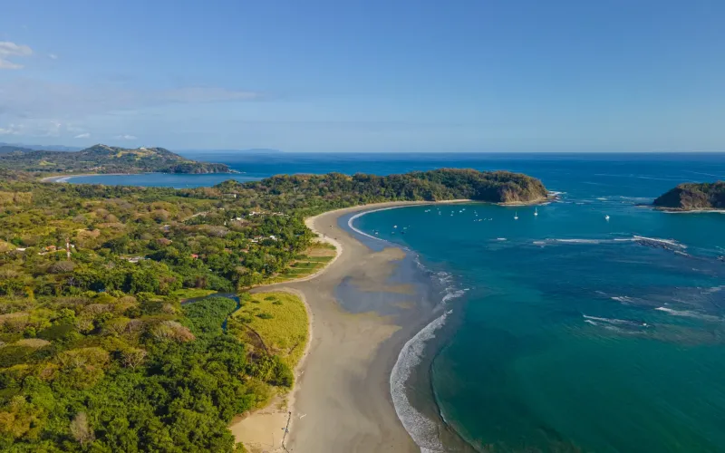 Un viaje entre volcanes y playas