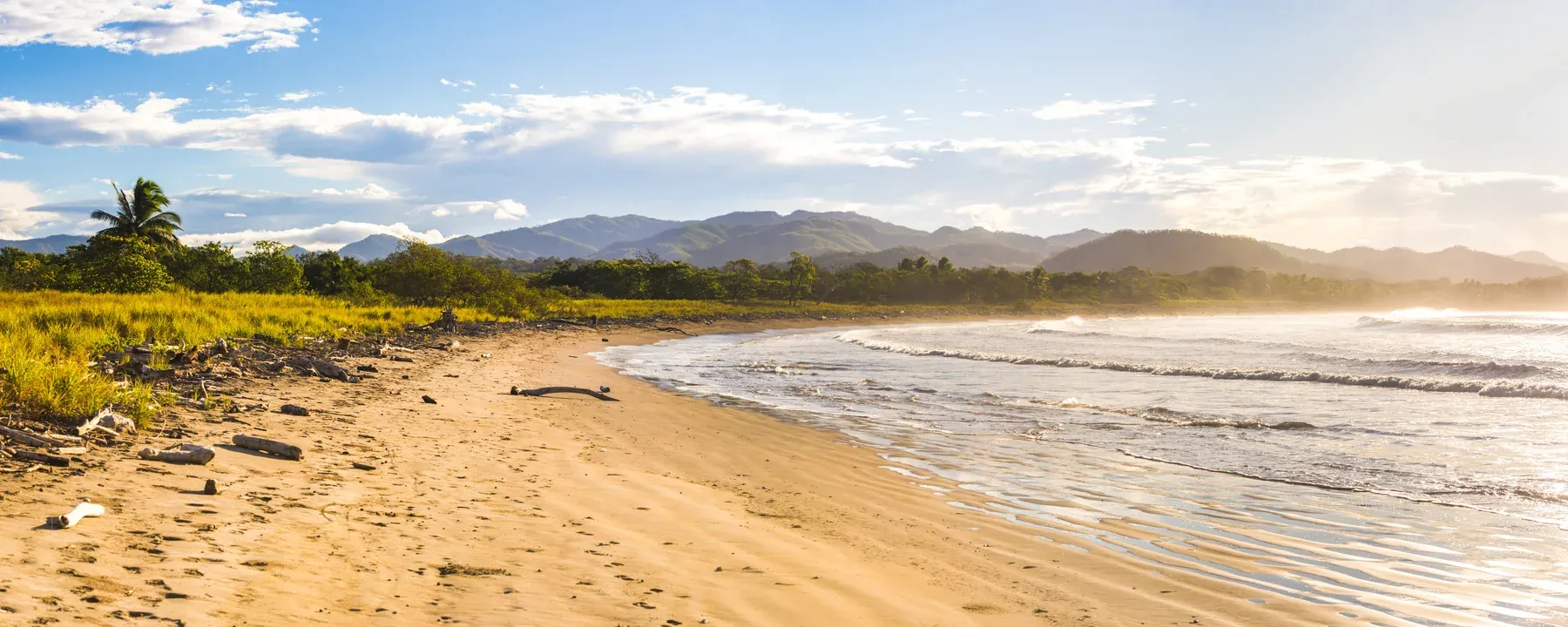 Sonnenaufgang über einem Strand in Guanacaste, Costa Rica
