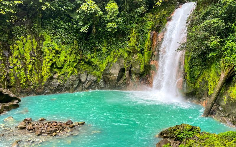 Escapada Romántica en Costa Rica: Bajos del Toro, Arenal y Manuel Antonio