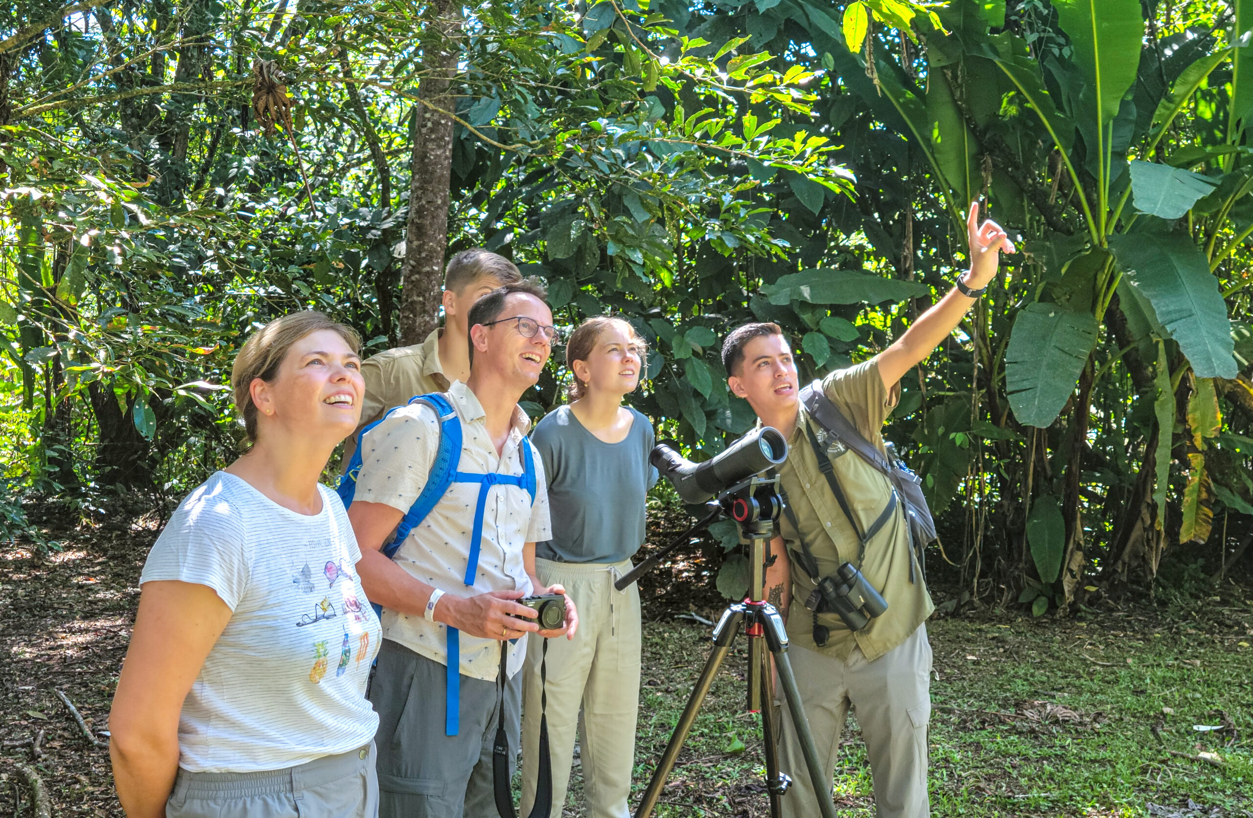 Guía local con viajeros durante un tour en Costa Rica