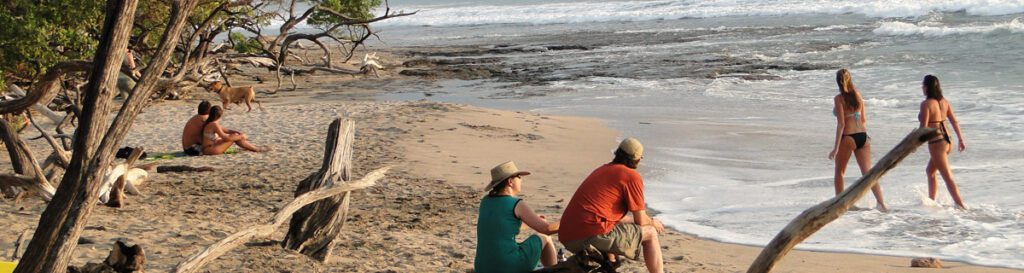 Playa Negra, de arena oscura volcánica, en el Caribe Sur