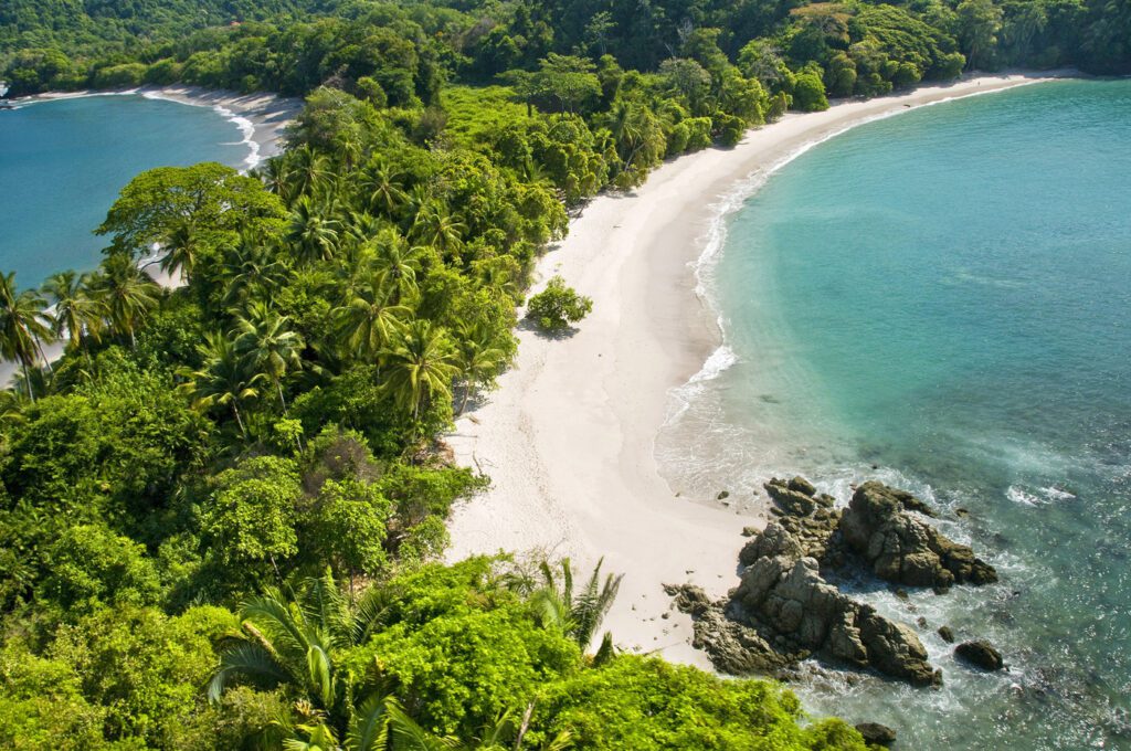 Vista aérea de la selva bajando hacia la playa en Manuel Antonio