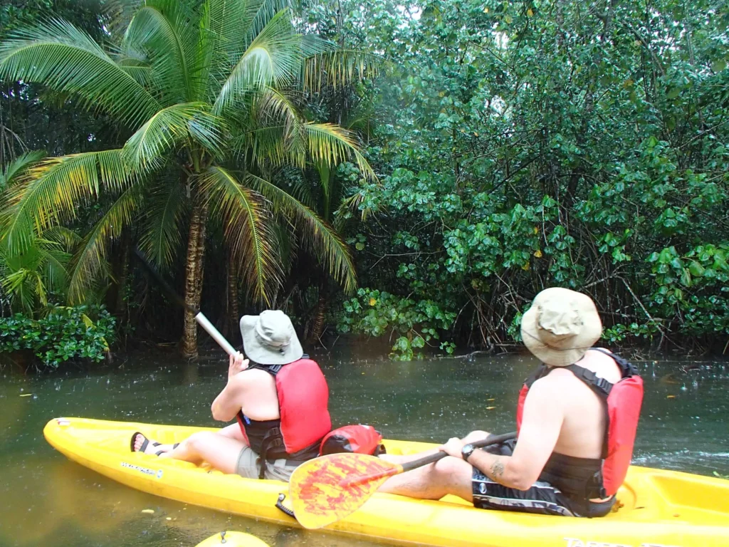 Kayak entre las aguas turquesas de Punta Uva