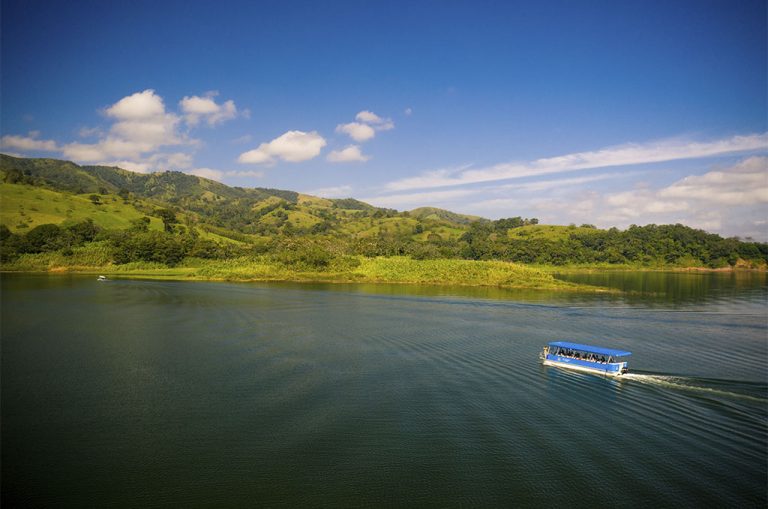 Travesía en bote por el lago Arenal