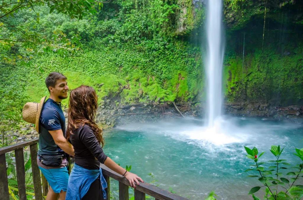 Regenwoud met waterval in Costa Rica in het groene seizoen