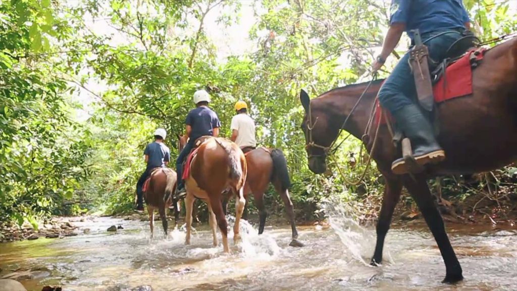 Warmwaterbron en waterval bij Arenal, Costa Rica
