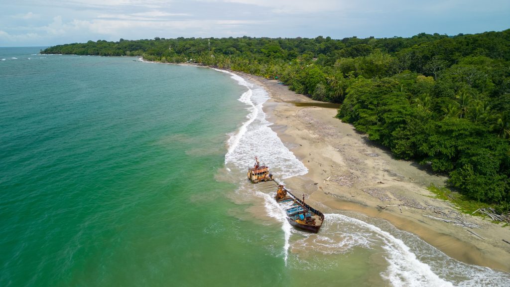 Strand en regenwoud in Manuel Antonio, Costa Rica