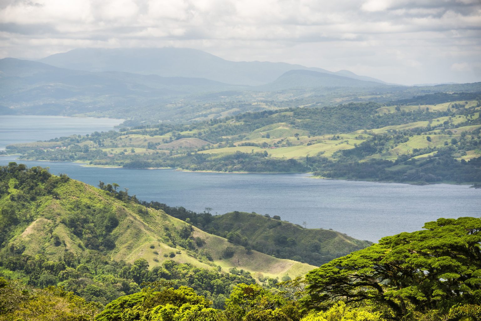 Uitzicht over het Arenalmeer, onderweg tussen La Fortuna en Monteverde, Costa Rica