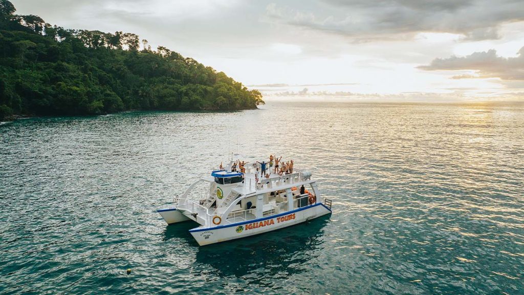Tour en catamarán por la costa del Pacífico central