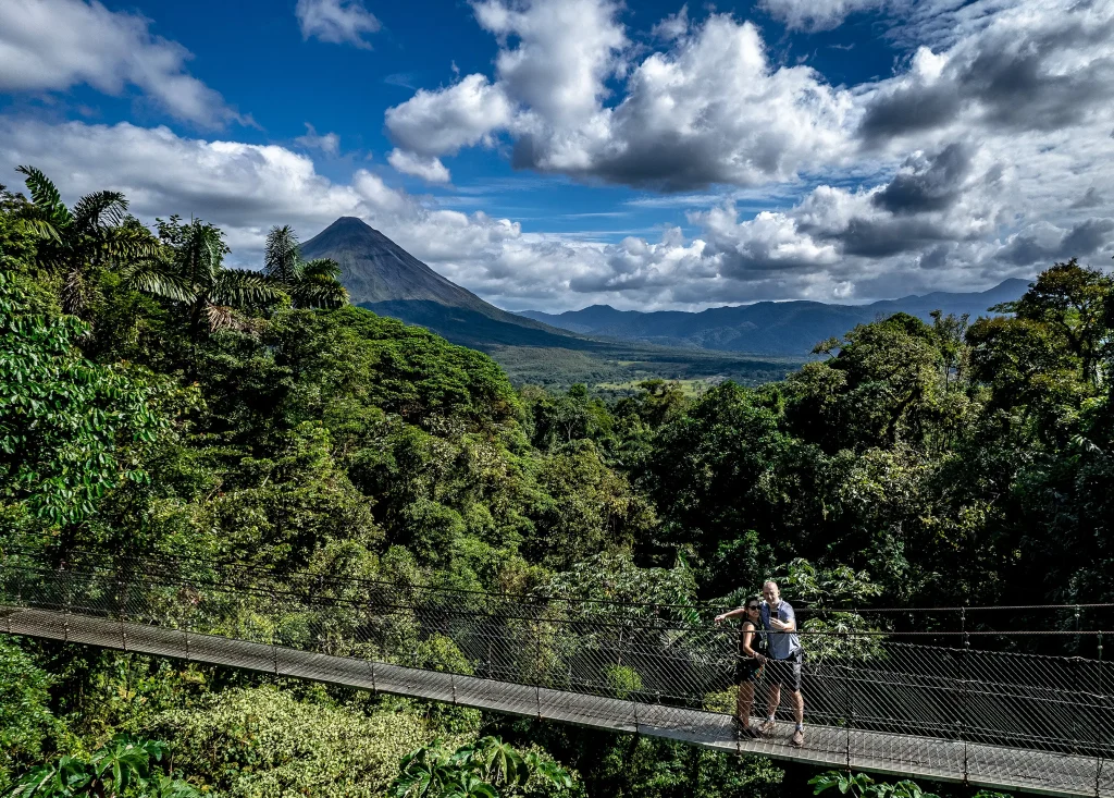 Sendero y puente colgante entre la selva de Arenal