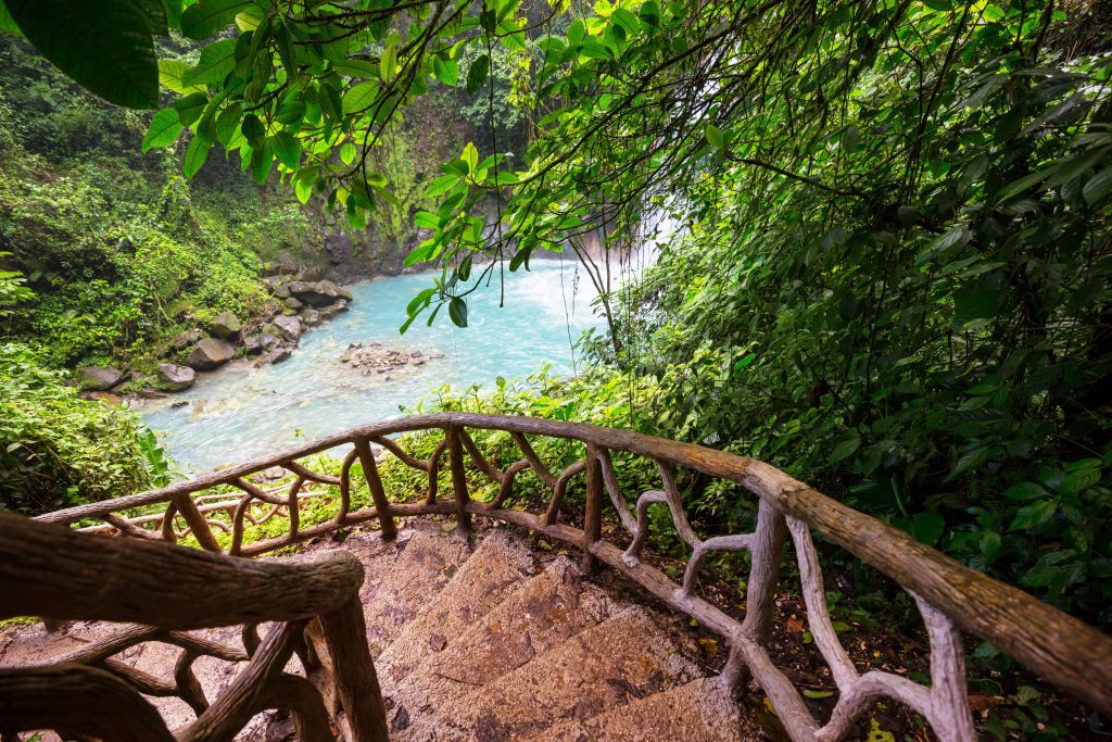 Catarata en la selva de Costa Rica, por qué elegir CRS Tours