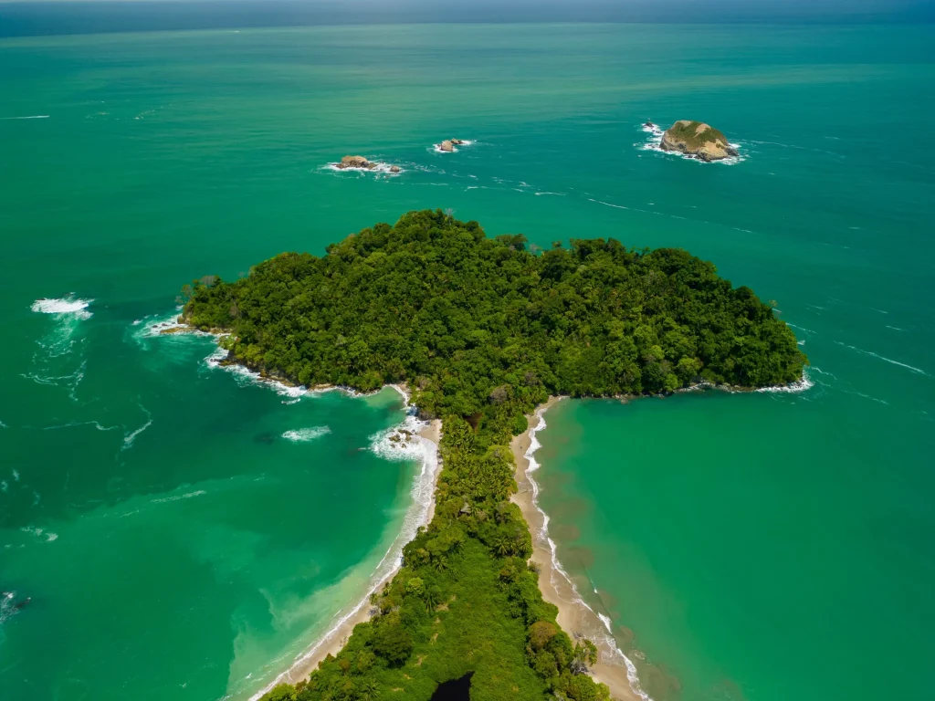 Vista aérea de la península de Manuel Antonio, Costa Rica