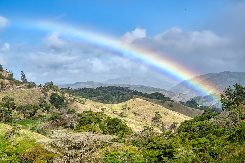 Regenbogen über der costaricanischen Landschaft nach einem tropischen Guss