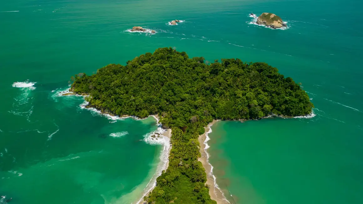 Veduta aerea della penisola boscosa di Manuel Antonio circondata da acque turchesi
