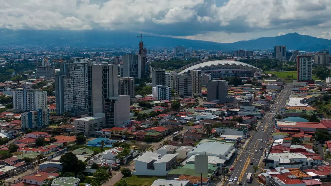 Veduta aerea di San José, Costa Rica, con grattacieli, viali cittadini e montagne sullo sfondo