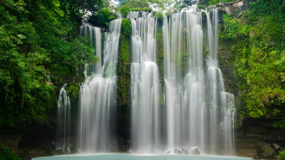 Cascata tropicale che scorre nella rigogliosa foresta pluviale del Costa Rica