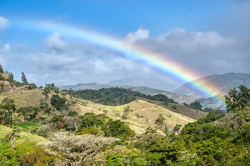 Regenbogen über der costaricanischen Landschaft nach einem tropischen Guss