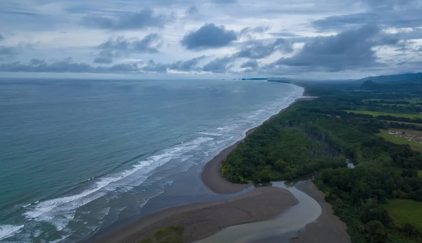 Vista a&eacute;rea de la playa de Dominical y la desembocadura del r&iacute;o, en la Costa Ballena del Pac&iacute;fico sur