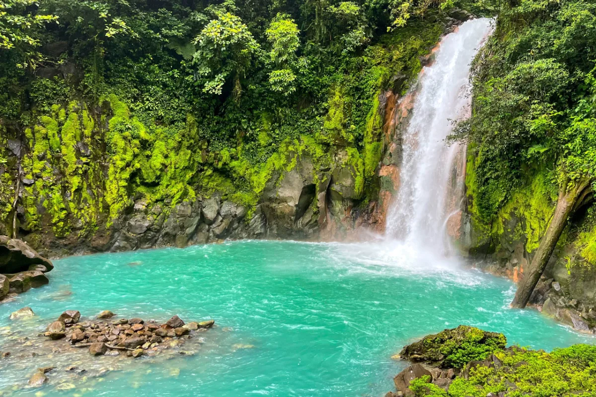 Catarata en la selva tropical de Costa Rica