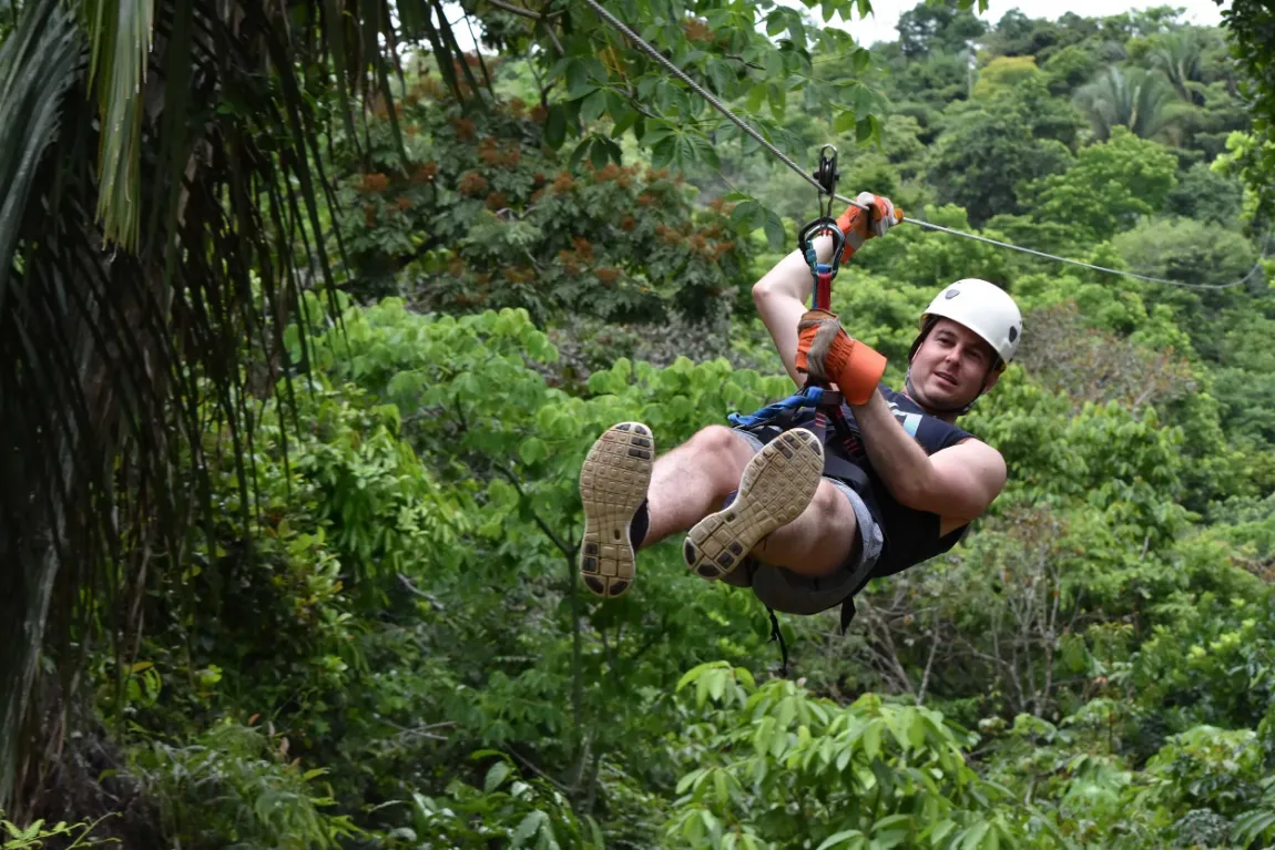 Scimmie scoiattolo e passerella tra le chiome vicino a Manuel Antonio, Costa Rica