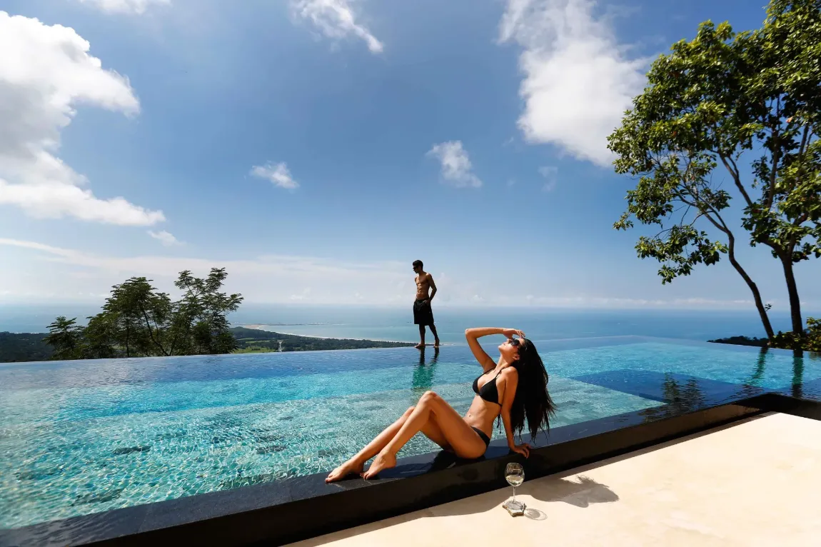 Piscina di un hotel affacciata sulla costa pacifica del Costa Rica