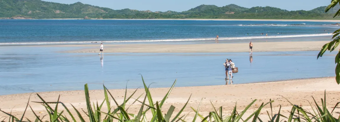 Acqua calma e sabbia chiara a Tamarindo, Guanacaste