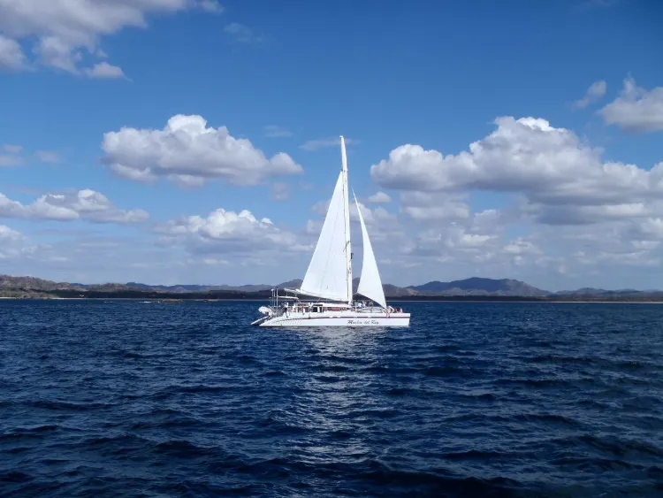 Catamarano all’ancora in acque calme al largo della costa pacifica del Costa Rica