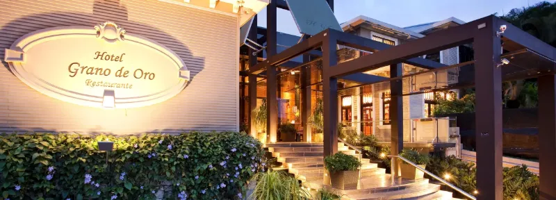 Ingresso illuminato del giardino dell’hotel Grano de Oro a San José al crepuscolo