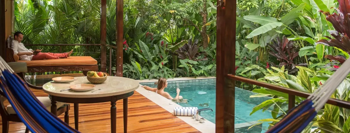 Piscina privata sulla terrazza di un hotel circondata da vegetazione tropicale
