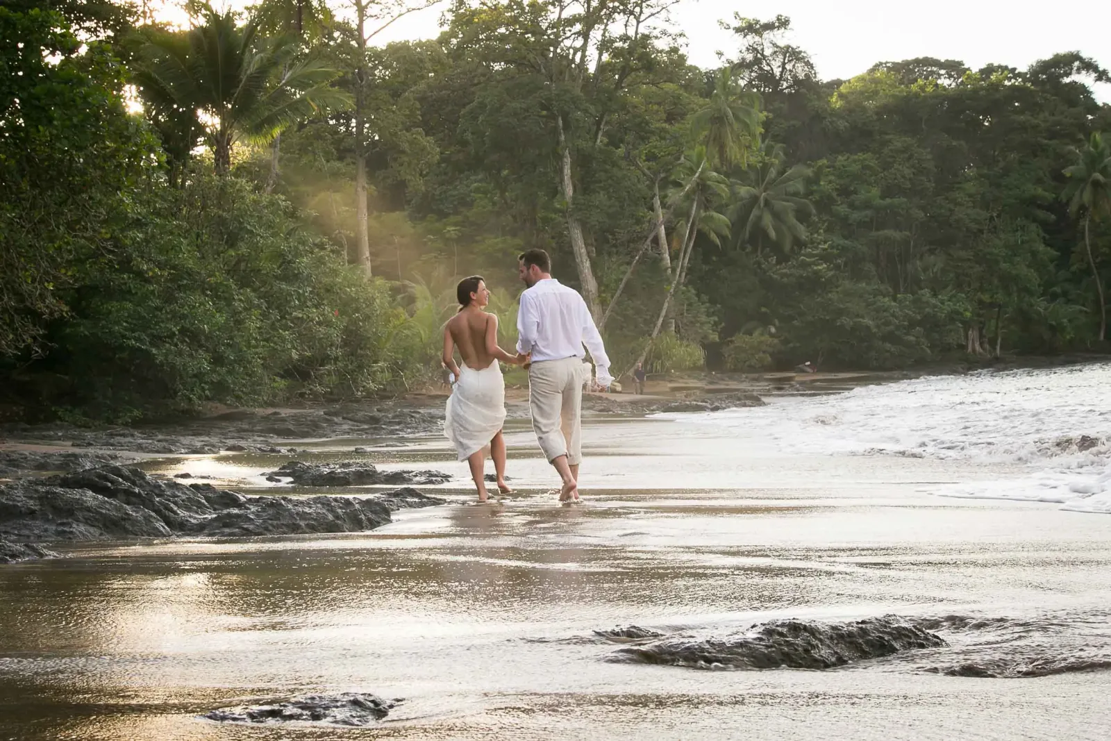 Coppia che guarda il tramonto su una spiaggia del Costa Rica