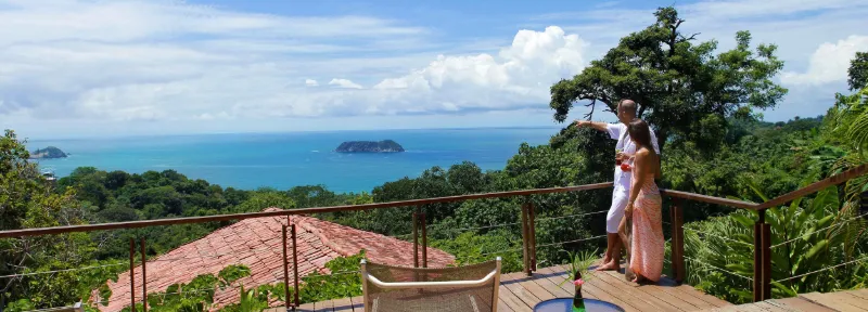 Terrazza con sedie a dondolo affacciata sull’oceano a Manuel Antonio
