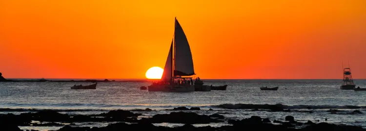 Catamarano al tramonto al largo del Guanacaste
