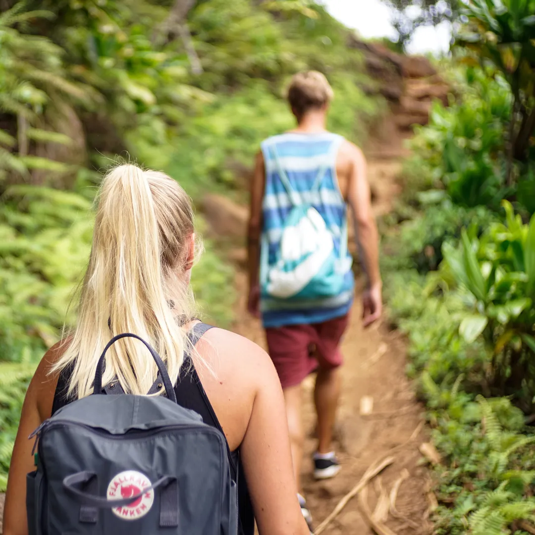 Coppia in cammino su un sentiero nella giungla sulla costa del Costa Rica
