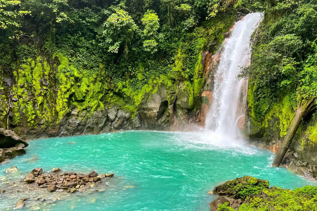 Cascata turchese in una rigogliosa foresta pluviale del Costa Rica