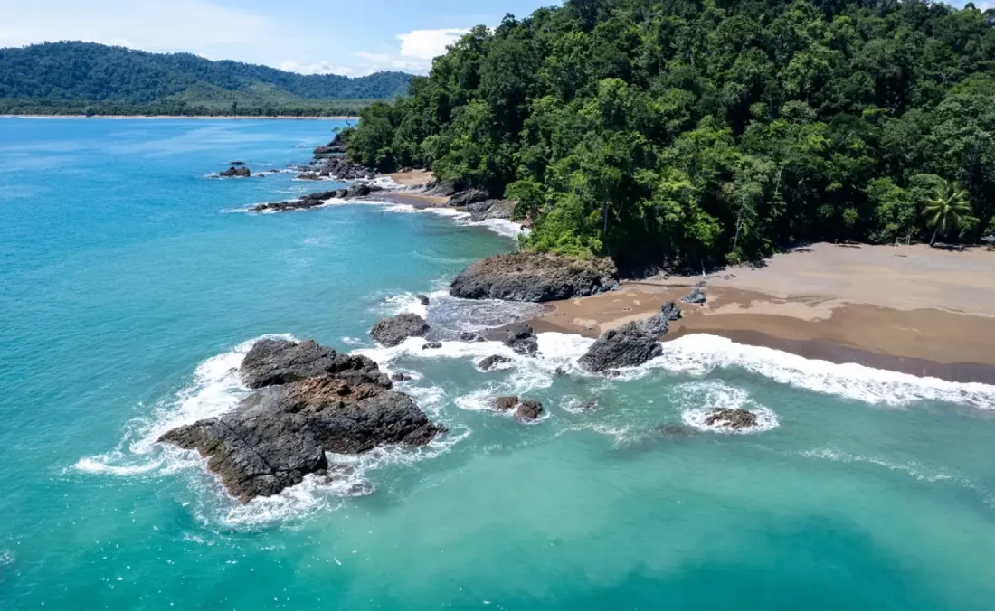 Calette rocciose e acqua limpida sulla costa del Pacifico meridionale