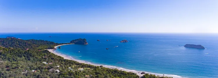 La baia e il promontorio di Manuel Antonio visti dall’alto