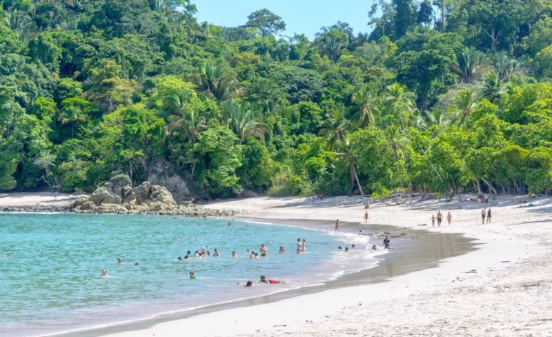 Traumstrand in Manuel Antonio, Costa Rica – ideal für Naturliebhaber und Strandurlauber