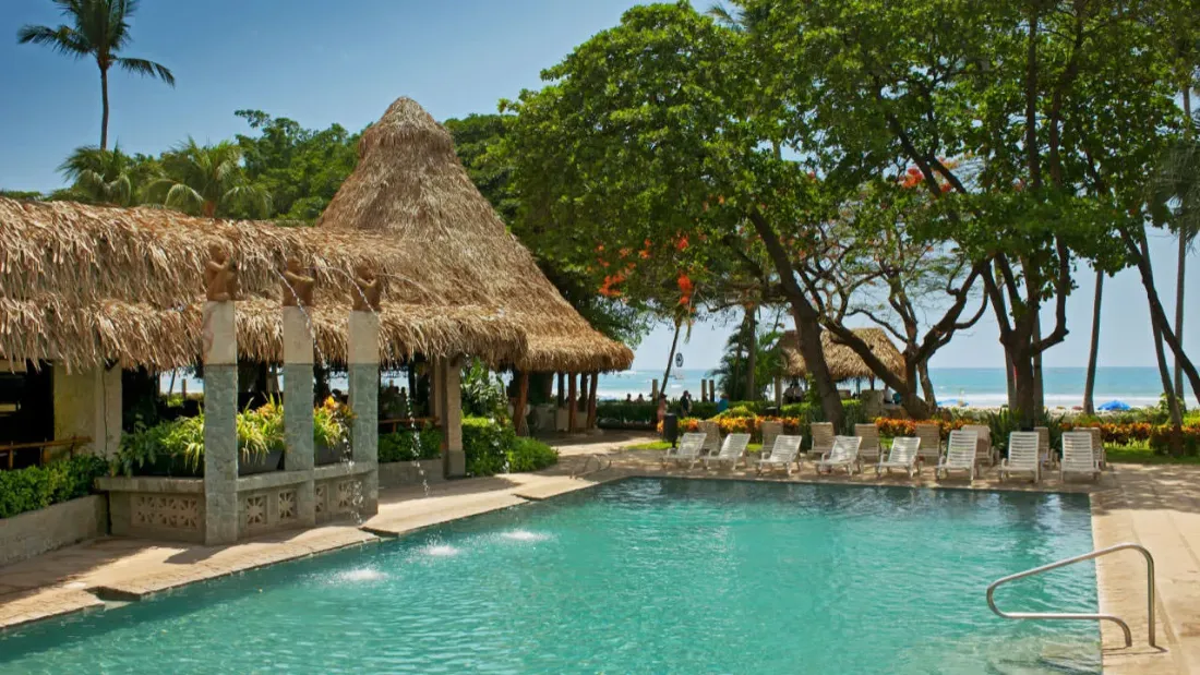 Piscina tra le palme in un hotel del Guanacaste