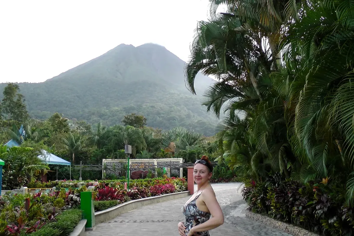 Giardini delle terme con il vulcano Arenal sullo sfondo, Costa Rica