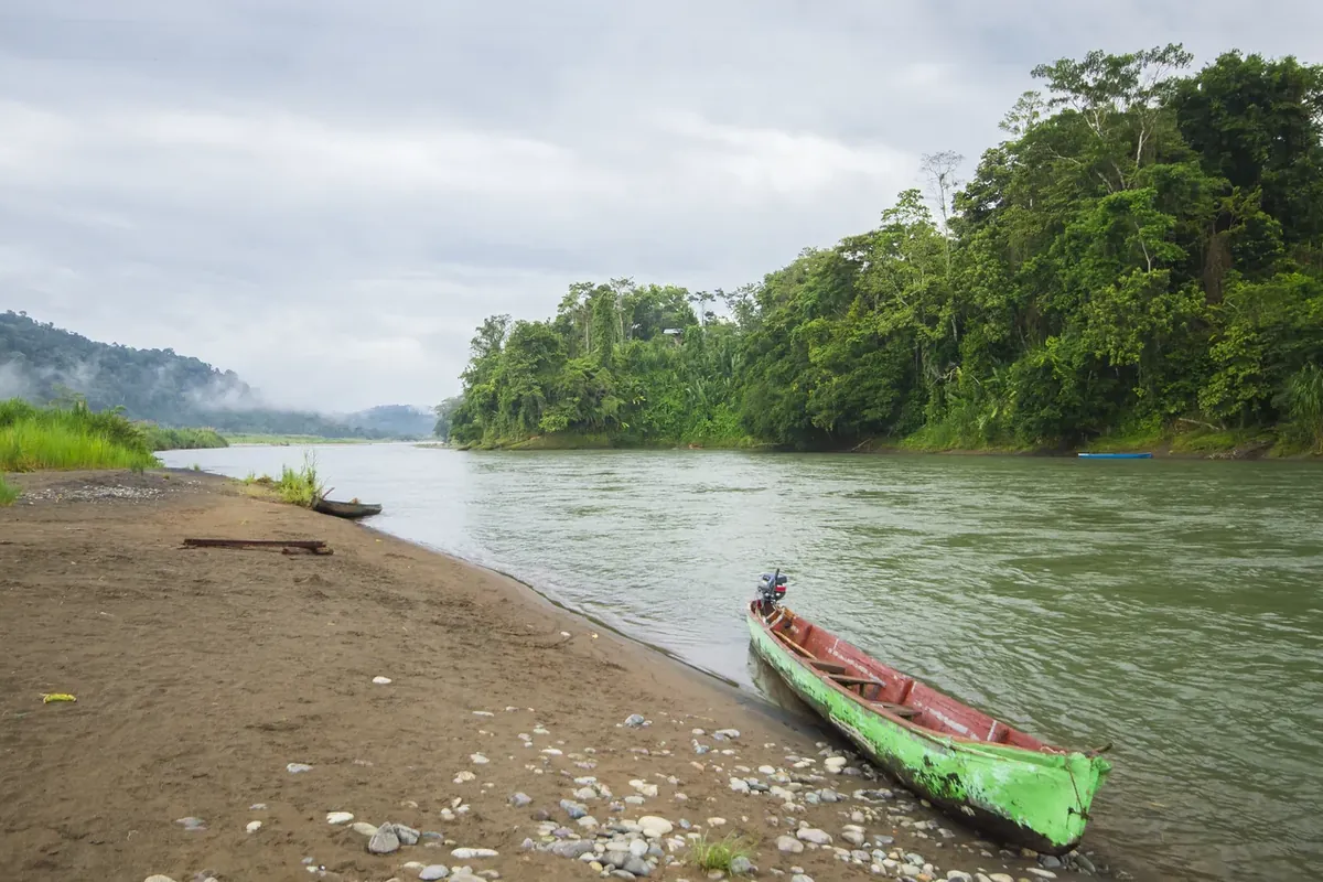 Canoa di legno sulla riva di un fiume tranquillo in Costa Rica