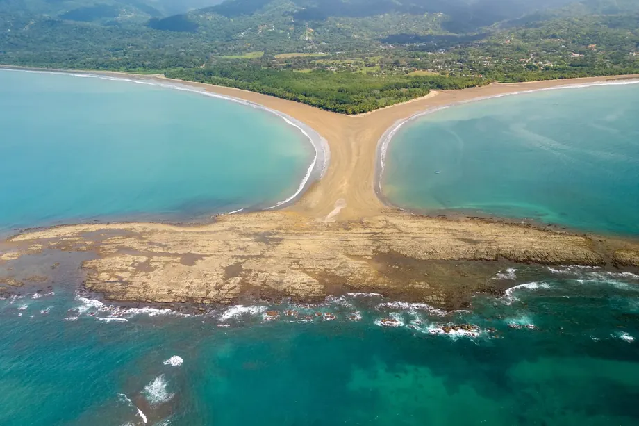 Playa de Uvita y su famosa Cola de Ballena, en el Pacífico Sur